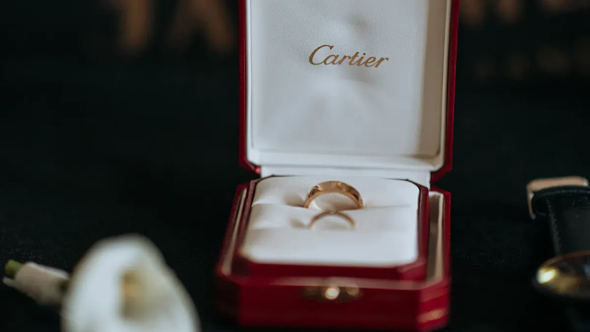 Understanding the Anatomy of a High-Quality Jewelry Box 3 The Luxury Experience: Investing in a High-Quality Jewelry Box