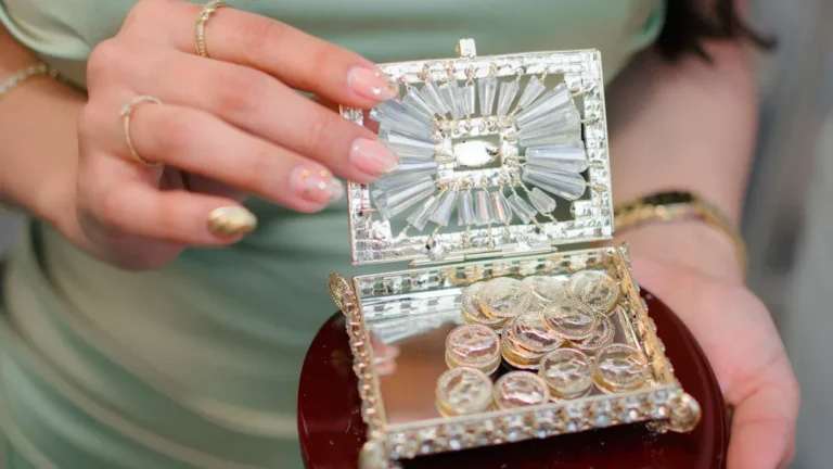 Guide to High-End Jewelry Box Finishes: Lacquer, Matte, and Fabric