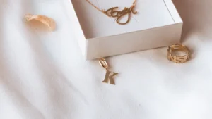 How to Pack and Ship Necklaces to Prevent Tangling
