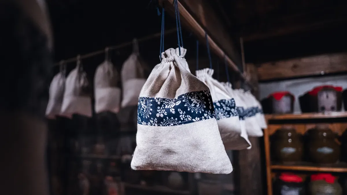 Top Velvet Drawstring Jewelry Pouch Suppliers