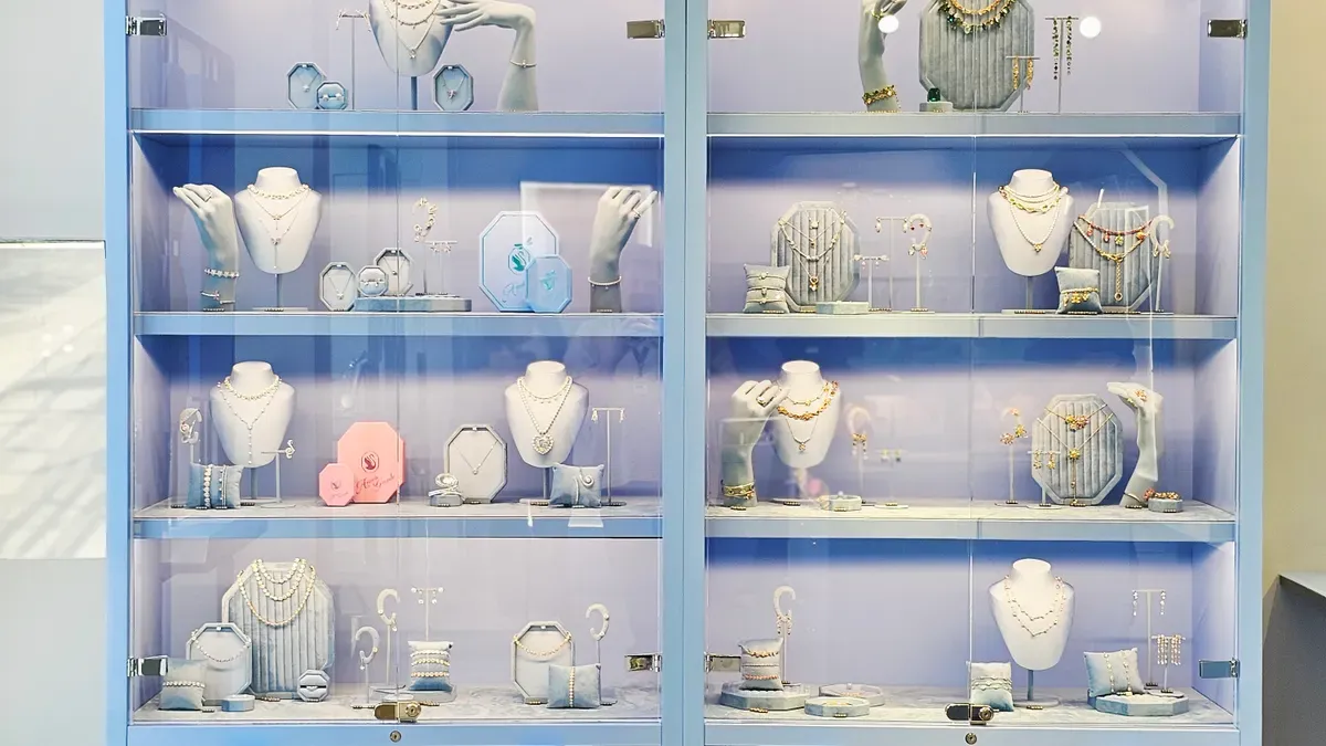 What Sets Microfiber Jewelry Displays Apart for Necklace and Earring Shelves 3 Practicality For Necklace And Earring Shelves