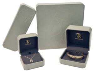 What to Look for When Buying a Gold Jewelry Box