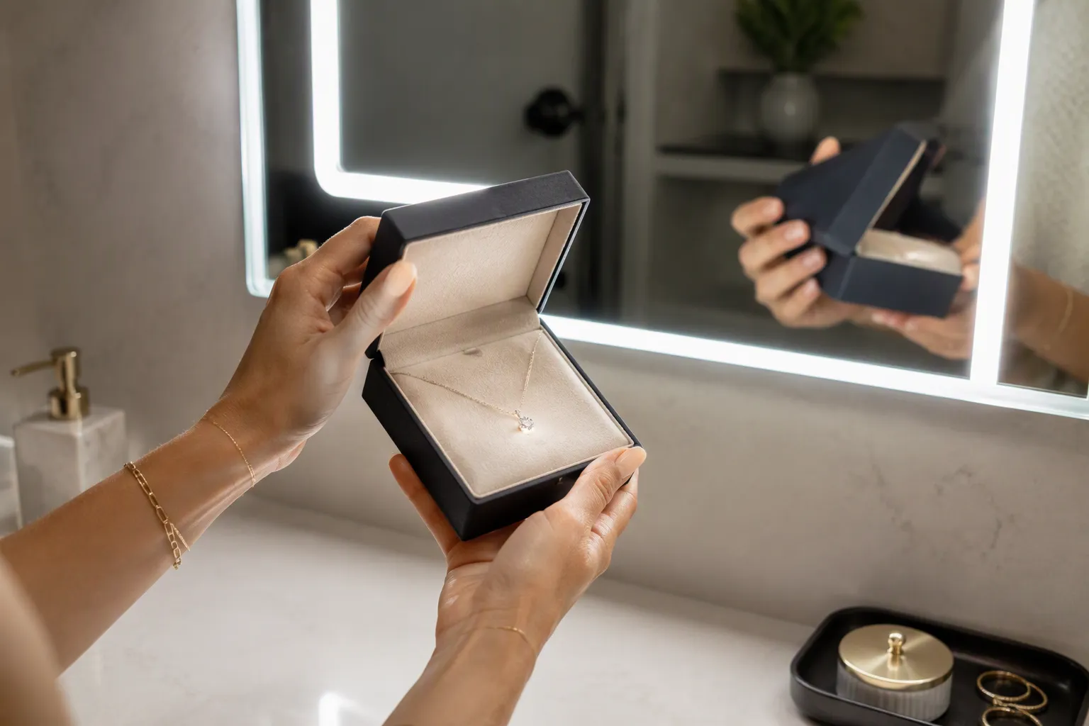 How Built-in LED Mirrors are Changing the Jewelry Unboxing Game